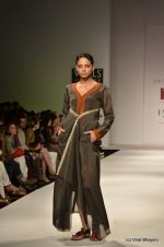 Model walk the ramp for Vaishali S Show at Wills Lifestyle India Fashion Week 2012 day 4 on 9th Oct 2012 (27).JPG